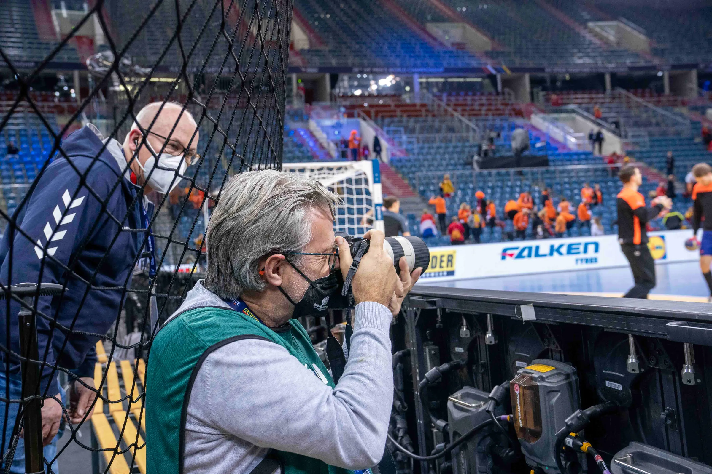 Bij de eerste wedstrijd op het WK handbal werd fotograaf Henk Seppen verrast door de order dat hij zijn foto’s van achter een veiligheidsnet moest maken. Na een protest bij de perschef van de organisatie werd de maatregel nog tijdens de wedstrijd teruggedraaid. . 