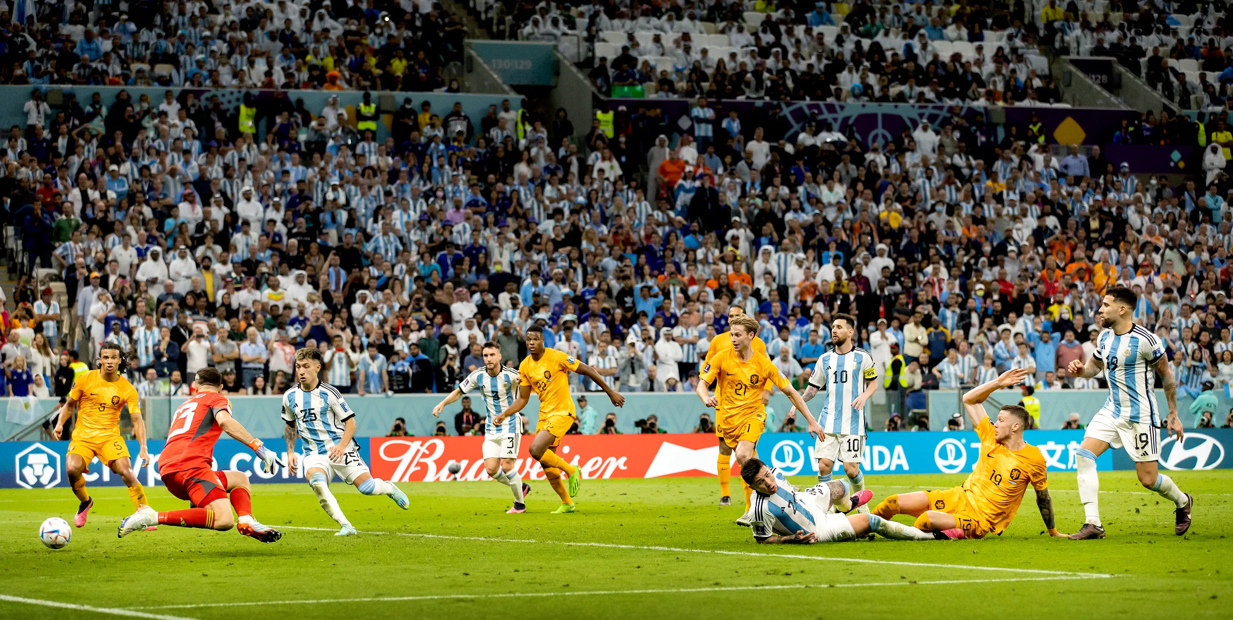 De gelijkmaker van Wout Weghorst (2-2) in beeld in de slotseconden van het kwartfinaleduel Argentinië-Nederland.