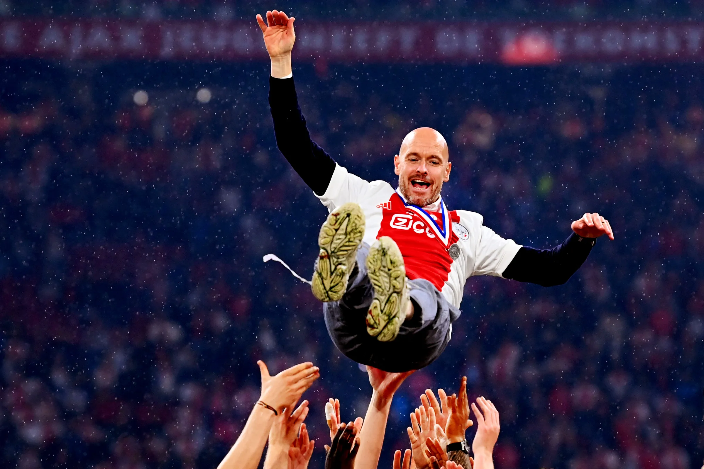 Ajax-trainer Erik ten Hag wordt in de lucht gegooid door zijn spelers na het behalen van de landstitel. .