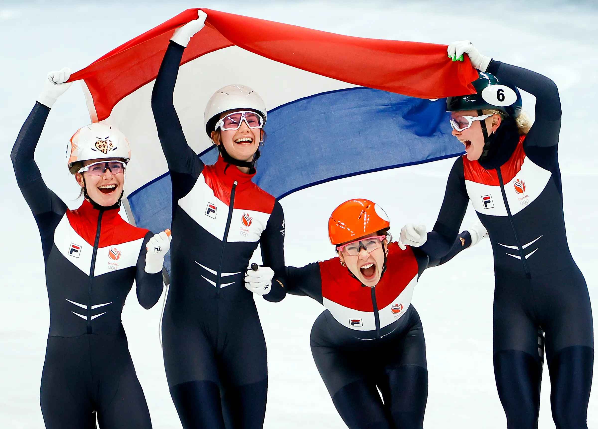 De aflossingsploeg in het shorttrack viert het Olympisch goud op de Winterspelen in Beijing.