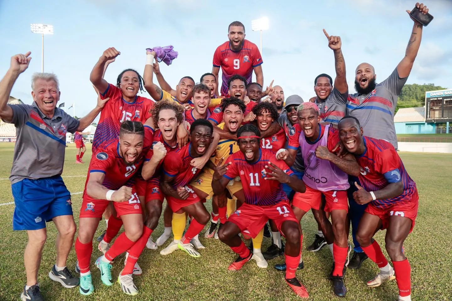 Feestvreugde bij het elftal van Sint Maarten na de zege op St. Lucia.