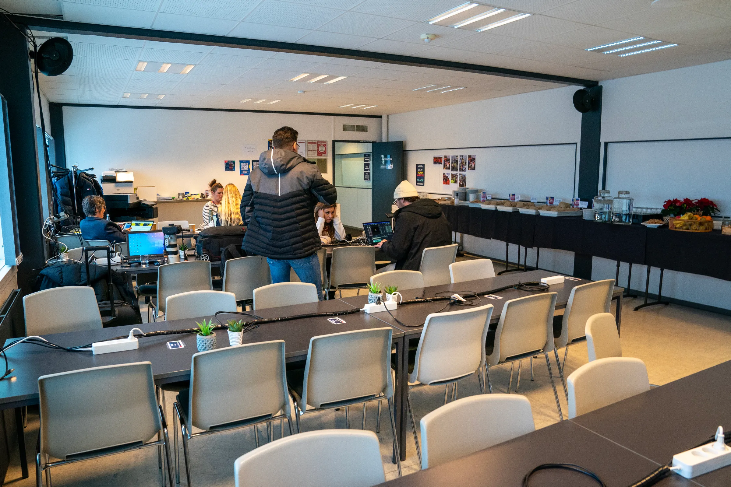 De perszaal met rechts het rijk gevulde buffet.