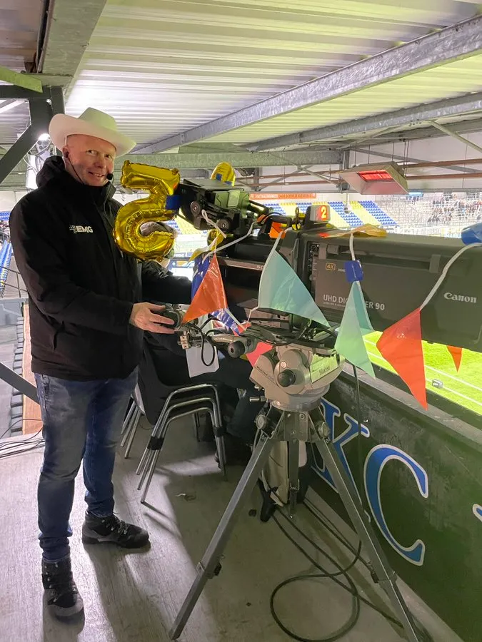 Ter gelegenheid van zijn zilveren jubileum werd de camera van Alex van Knippenberg bij de wedstrijd RKC Waalwijk – Go Ahead Eagles versierd en kreeg de jubilaris een carnavaleske cowboyhoed op.   