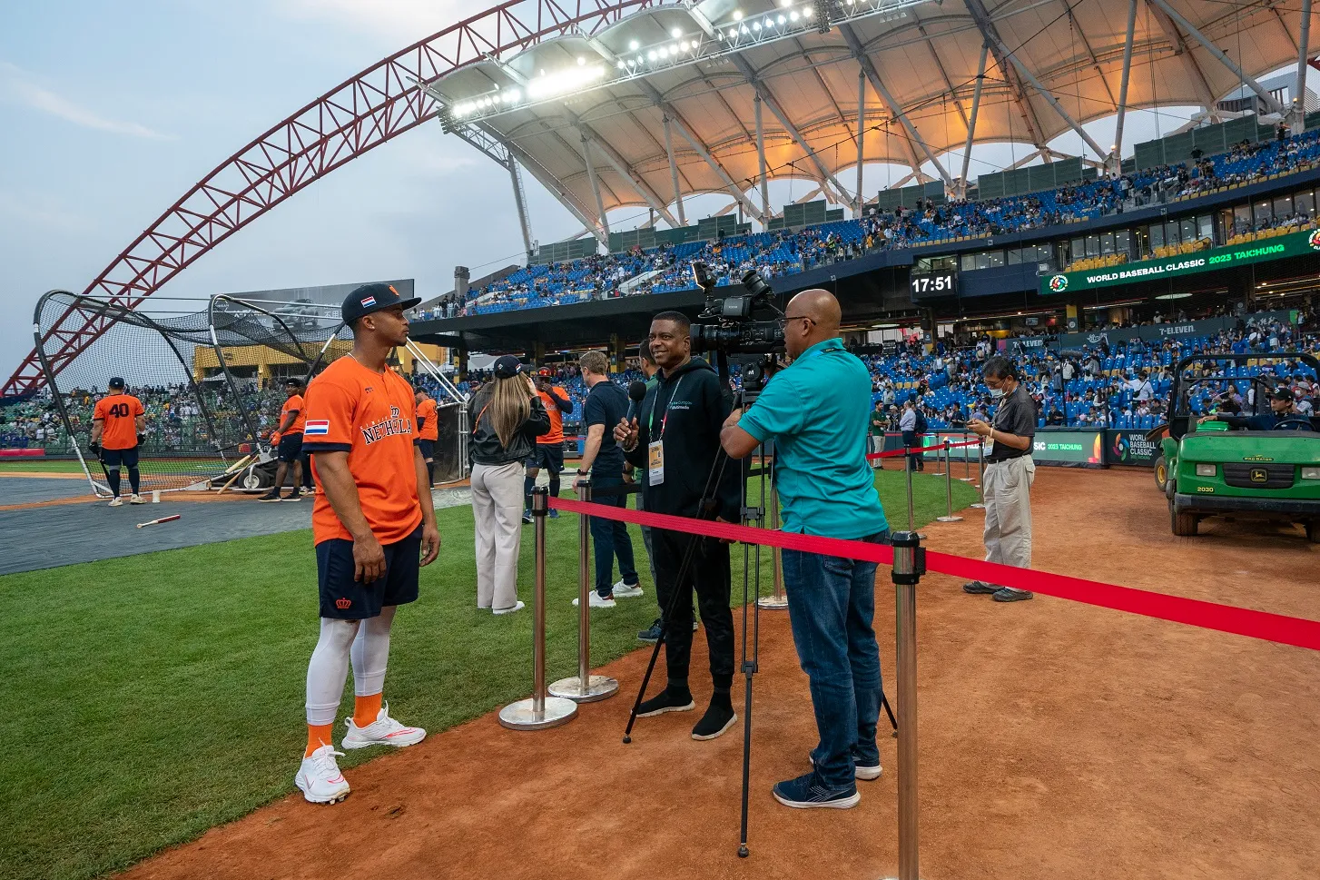 De Arubaan Ray-Patrick Didder wordt geïnterviewd door Curaçao TV