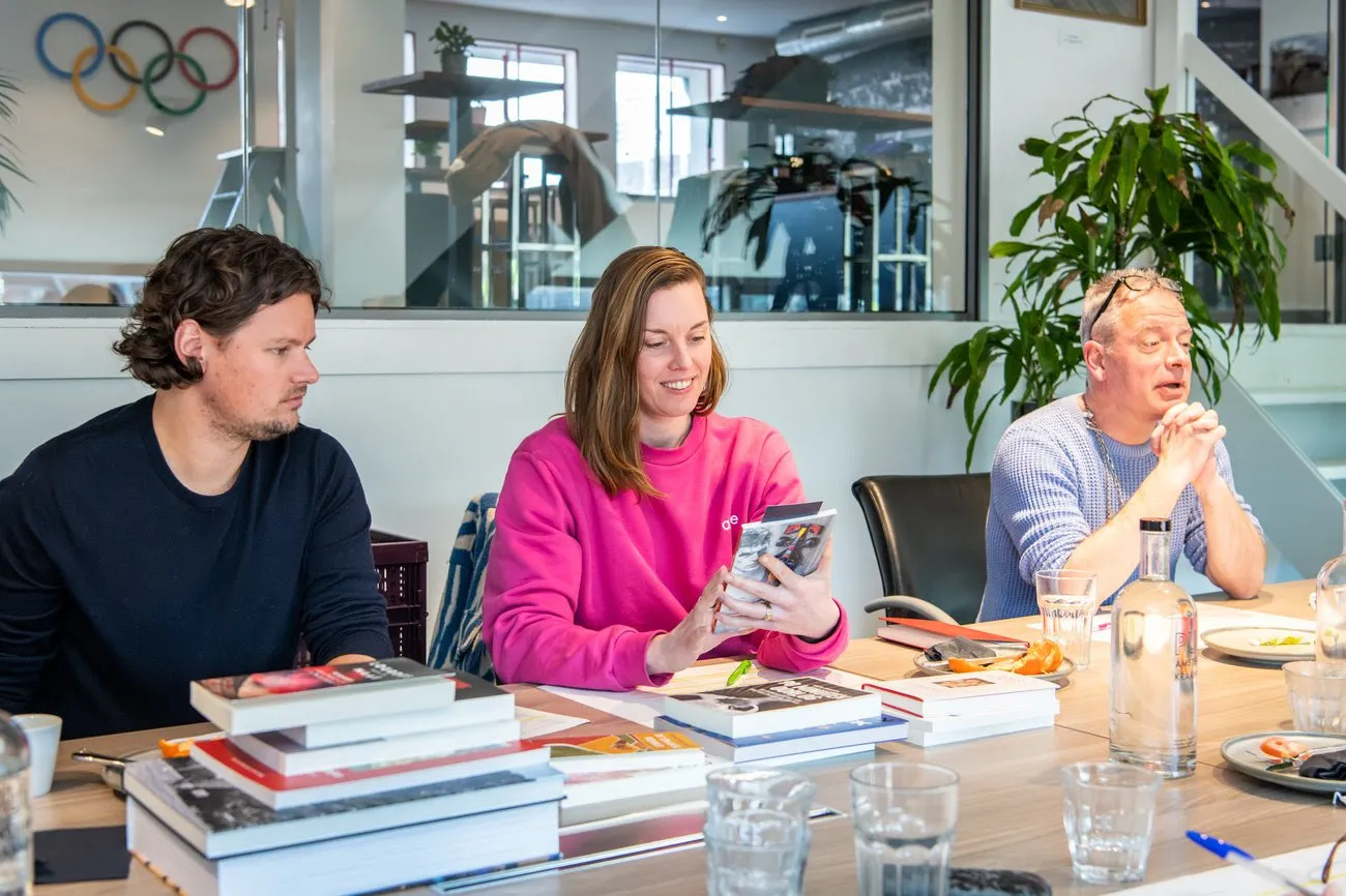 Femke Heemskerk (midden) is de nieuwe voorzitter van de jury