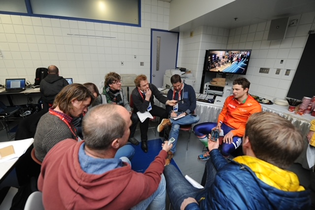 Sven Kramer op het WK schaatsen in 2015 in Calgary met naast hem Frank Woestenburg (toen Telegraaf), Renze Lolkema (Leeuwarder Courant), John Volkers (toen Volkskrant), de amper zichtbare Daan de Ridder (Nu.nl), Erik van Lakerveld (toen schaatsen.nl), Rob Schoof (NRC) en Arjan Schouten (nog steeds AD).