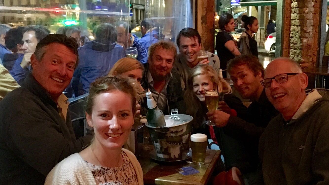  De laatste dag van de Zomerspelen in 2016 in Rio de Janeiro. Met vooraan Eline van Suchtelen en Fred Buddenberg (toen Trouw), achter haar Norbert Kleinherenbrink (ANP). Achterin Renze Lolkema (Leeuwarder Courant) en Thijs Smeenk (ANP), voor hen het Helden-duo Marlies van Cleeff en Jasper Boks.