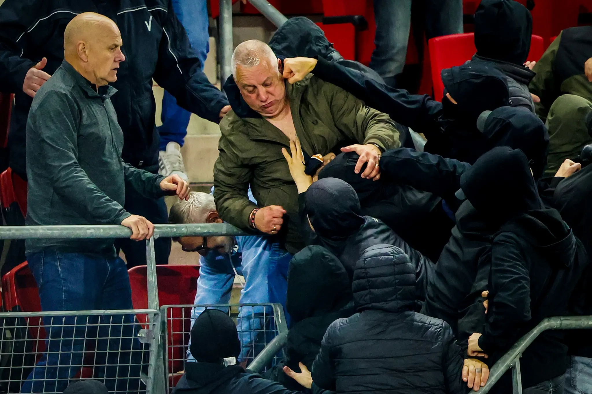 Engelse supporters worden belaagd door AZ-hooligans.  