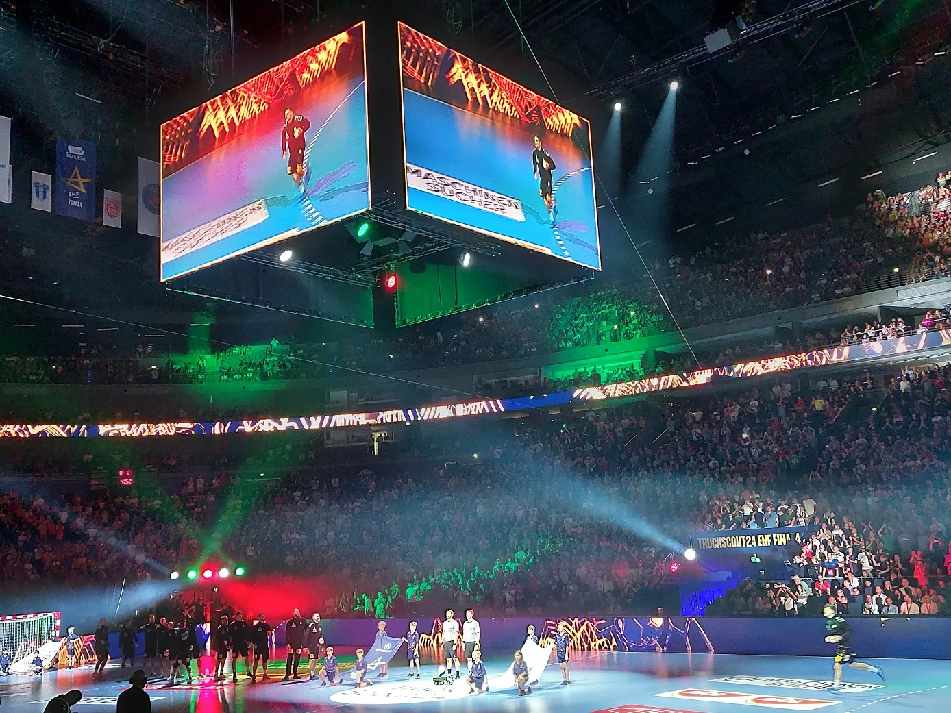 Immense hal voor sport en concerten, ruimte voor 20.000 mensen.