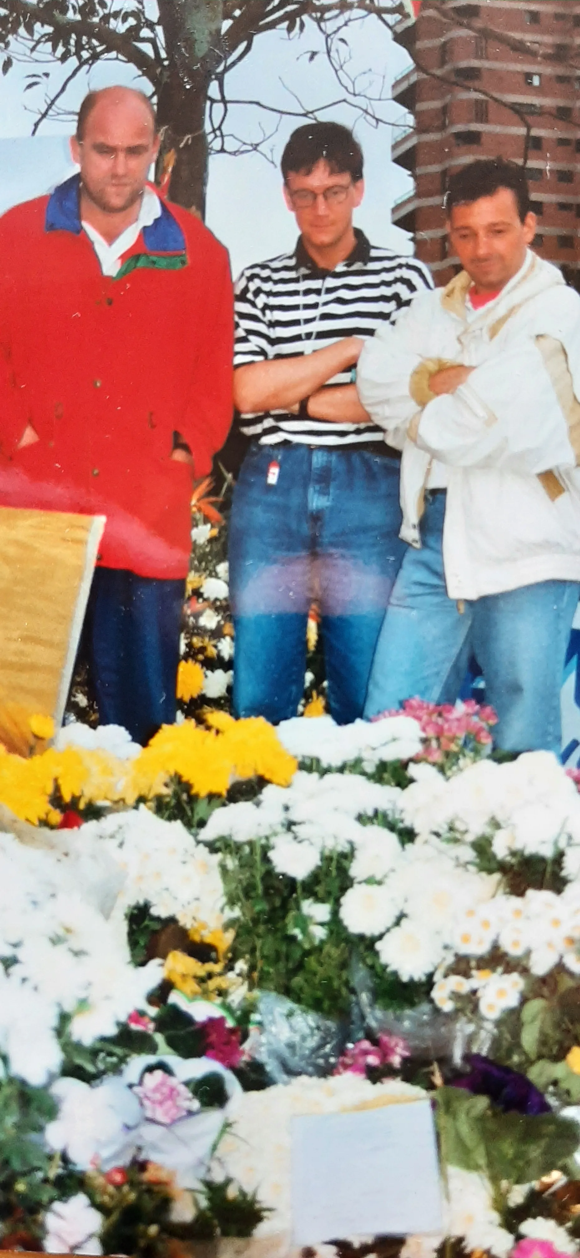 Hans Botman, Ivo op den Camp en Dick Springer bij het graf van Ayrton Senna, midden jaren negentig.