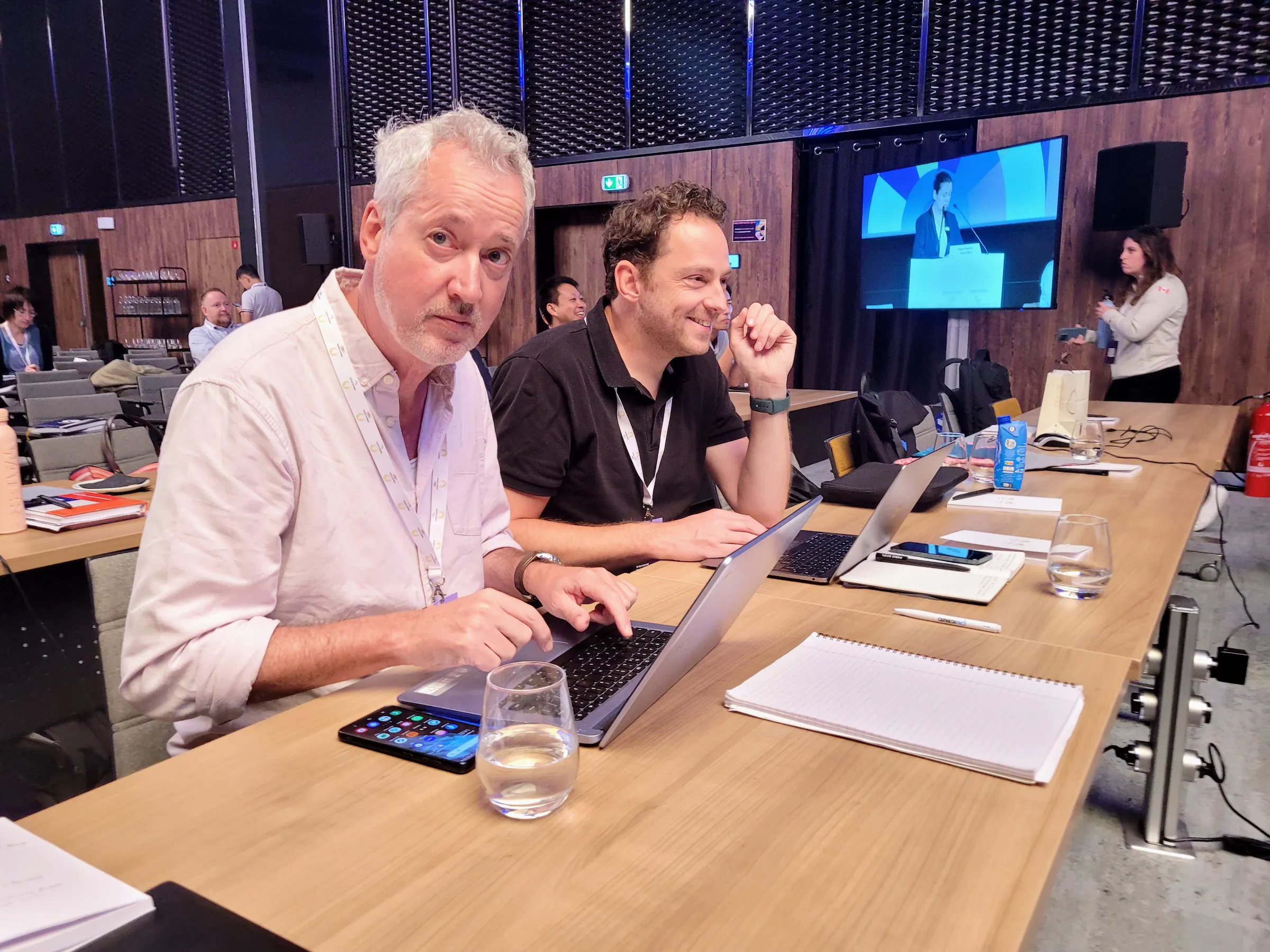Peter van Leeuwen en Rik Spekenbrink aan het werk tijdens de World Press Briefing.