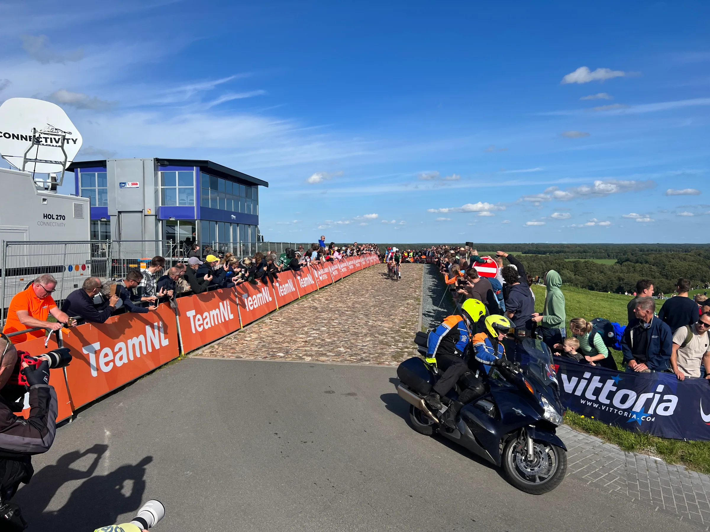 De Col du Vam met links de perszaal.