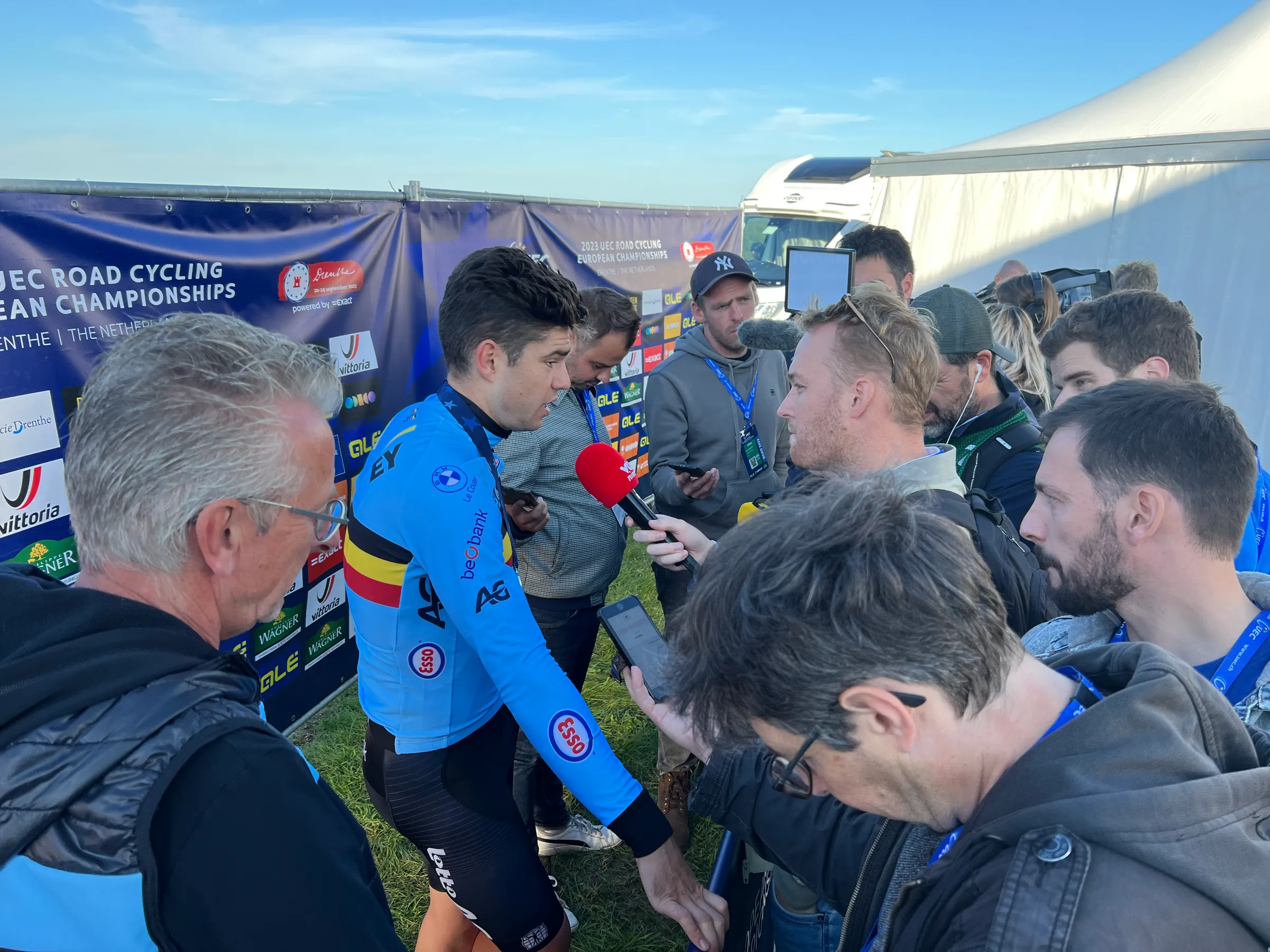 Makkelijk werken in de mixed zone met Wout van Aert. .