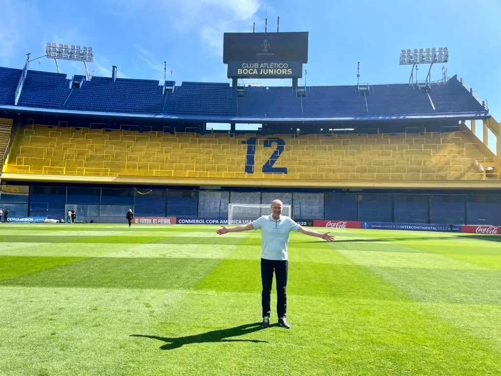 Simon Zwartkruis op het 'heilige' veld van Boca Juniors in stadion La Bombonera.