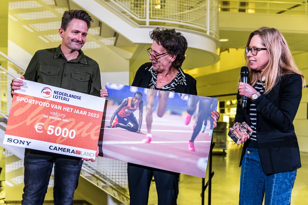 Robin van Lonkhuijsen op het podium met zijn prijswinnende foto, naast de juryvoorzitter. FOTO RONALD SPEIJER