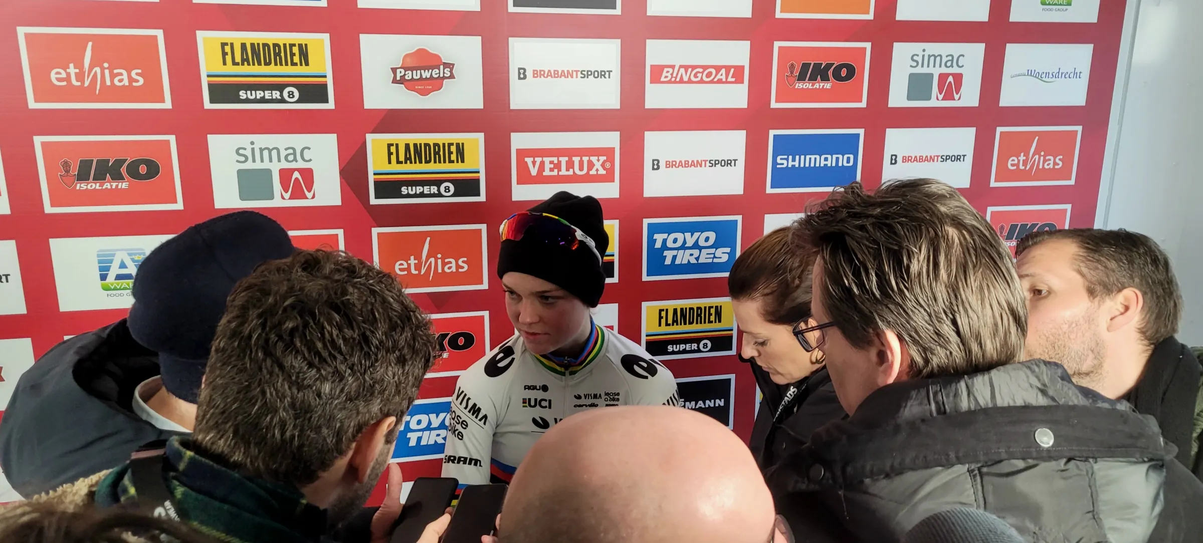 Fem van Empel beantwoordt vragen in de mixed zone.