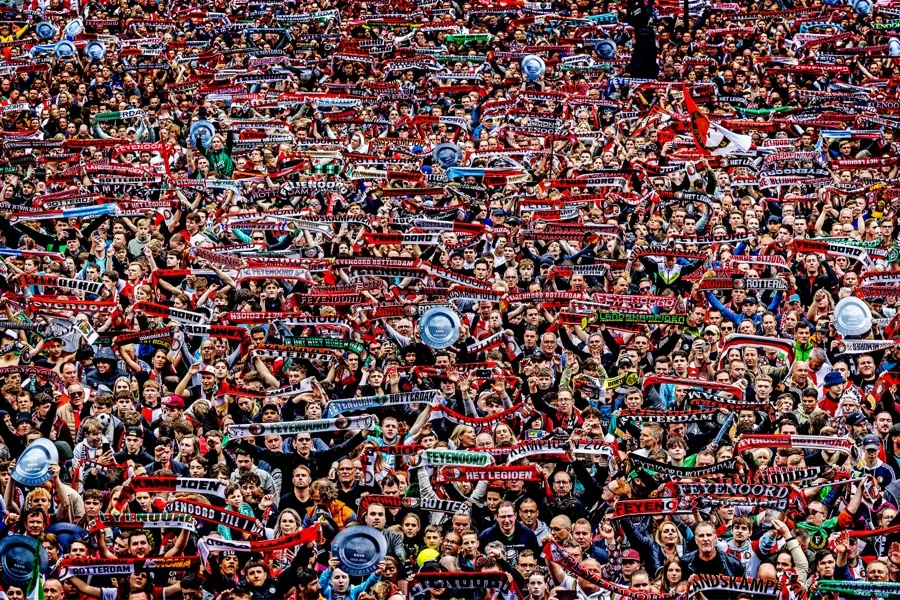 Winnaar Nieuwsfoto van het Jaar 2023 (publieksprijs) 15 mei 2023 ROTTERDAM – Tienduizenden Feyenoord-fans hebben zich voor het balkon van het stadhuis op de Coolsingel verzameld om hun helden toe te zingen na het 16ste landskampioenschap van Feyenoord. Pim Ras