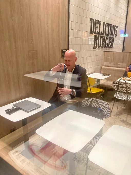 'Ook hierom is @RikElfrink sportjournalist van het jaar; vrijwel meteen weer een stukje tikken. Als verder alles dicht is, doet hij dat in een hamburgerzaak. Leve Rick, leve de verslaggever', plaatste Willem Vissers zijn  huldebetoon op X. 