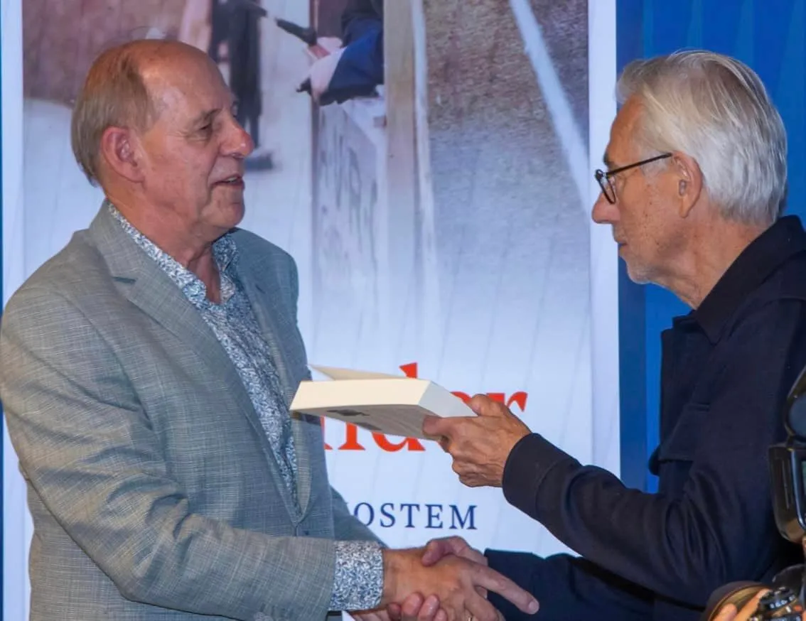 Govert van Brakel reikte het eerste exemplaar van zijn boek over Han Hollander uit aan Bert van Marwijk, clubicoon van Go Ahaed en voormalig bondscoach. 