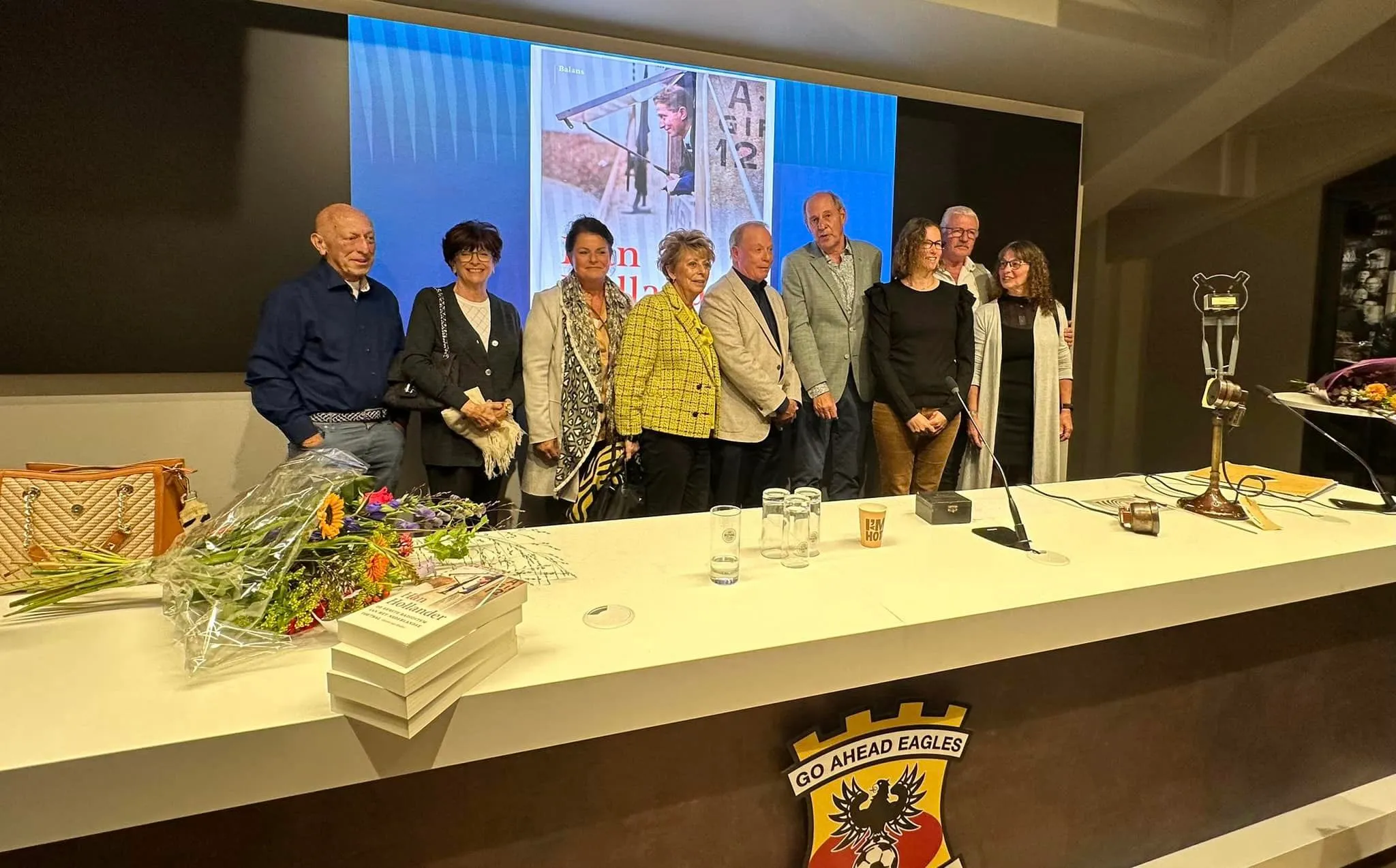 Govert van Brakel met familieleden van Han Hollander.