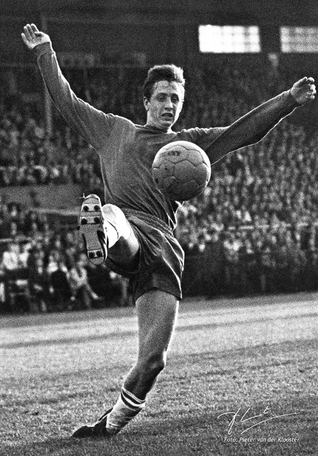 Een piepjonge Johan Cruijff, vastgelegd door Piet van der Klooster (© Het Vrije Violk)