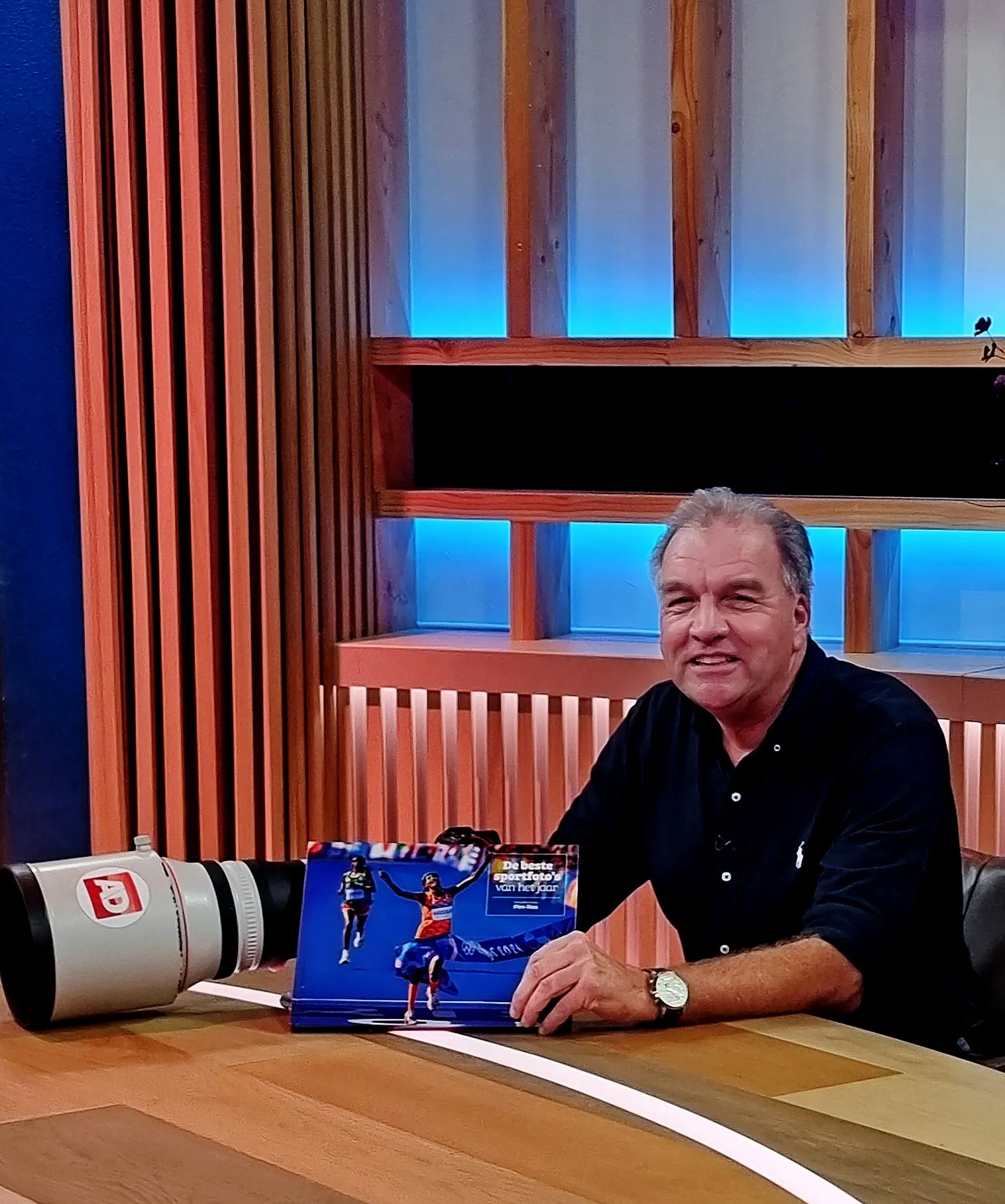 Pim Ras met zijn nieuwste boek in de studio van Omroep Max.