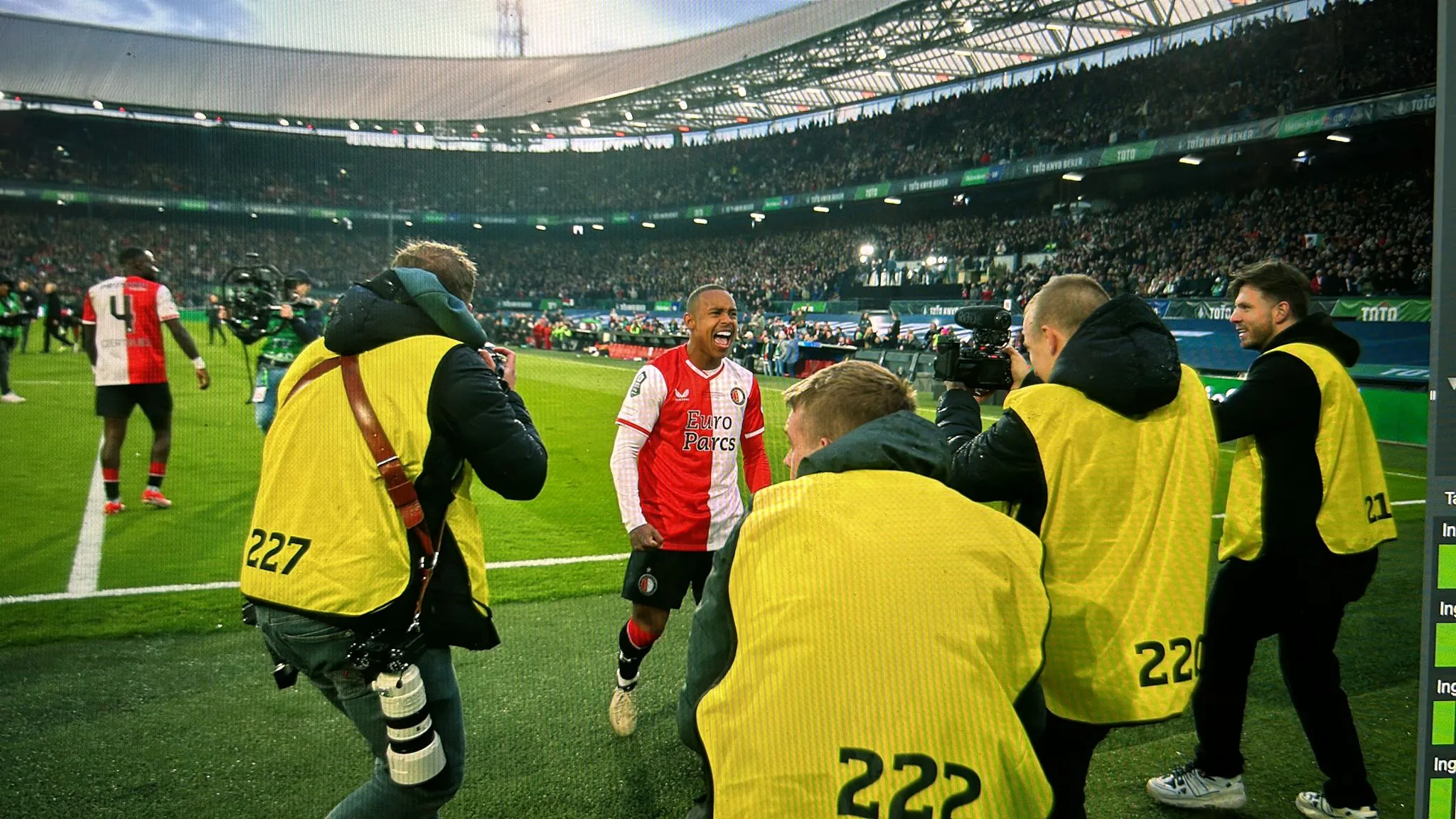 Beeld van de festiviteiten na de bekerfinale. De reguliere fotografen staan achter de boarding. 