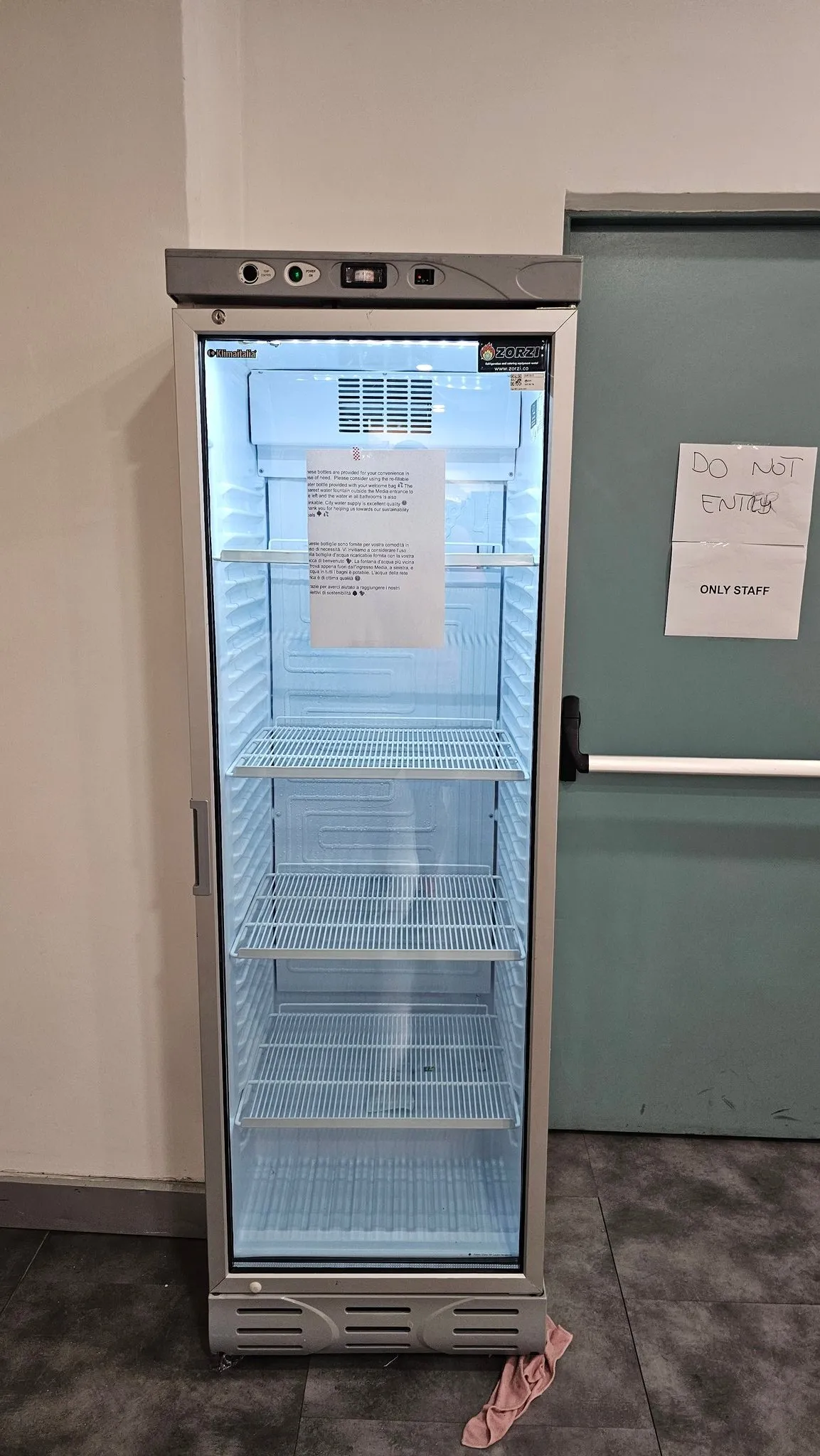 Zelfs water was niet ruim voorradig voor de media, getuige de lege koelkast.
