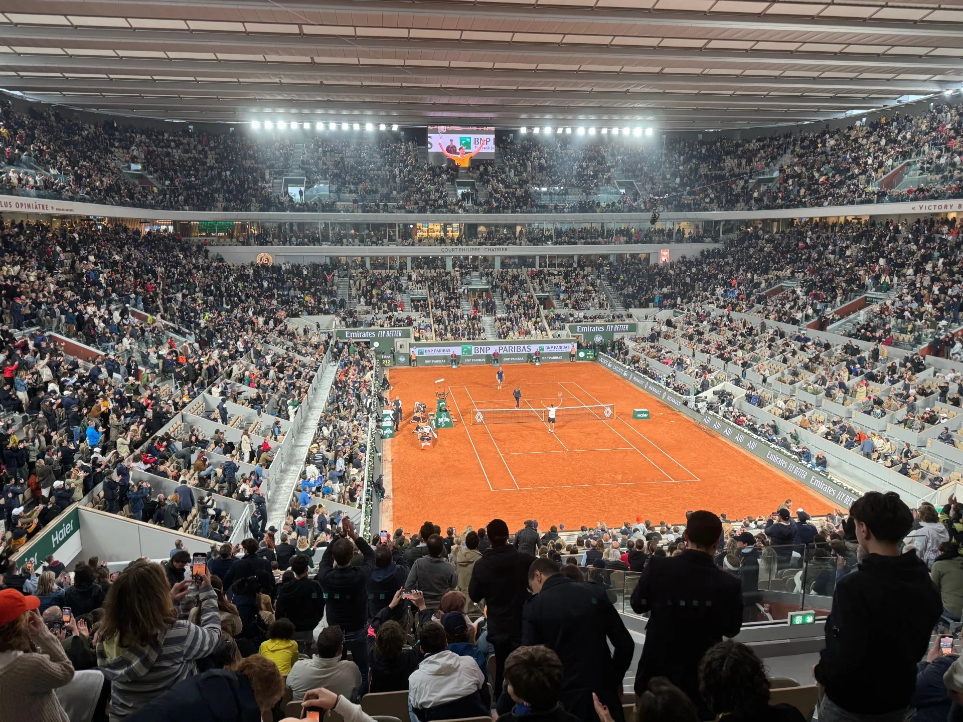 Zverev wint van Griekspoor, gezien vanaf perstribune center court