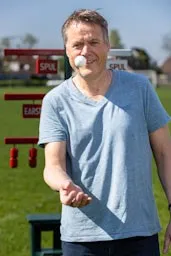 Auteur Edward Jorna met een kaatsbal