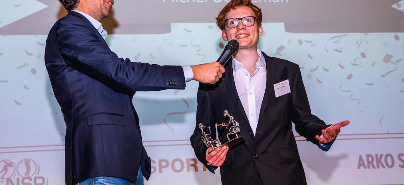 Michel Doodeman met presentator Marcel Maijer bij de uitreiking van de prijs voor het Sportjournalistiek Talent van het Jaar 2019. Foto Ronald Speijer