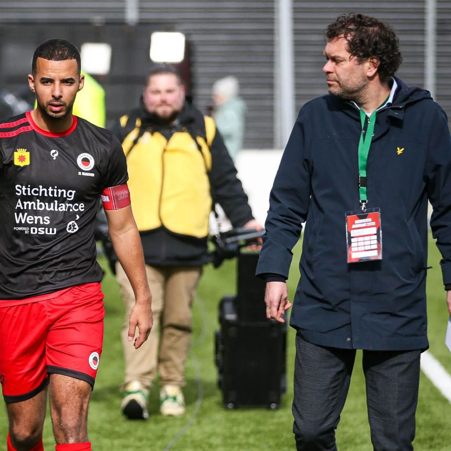 Vincent Wernke in overleg met Redouan El Yaakoubi.