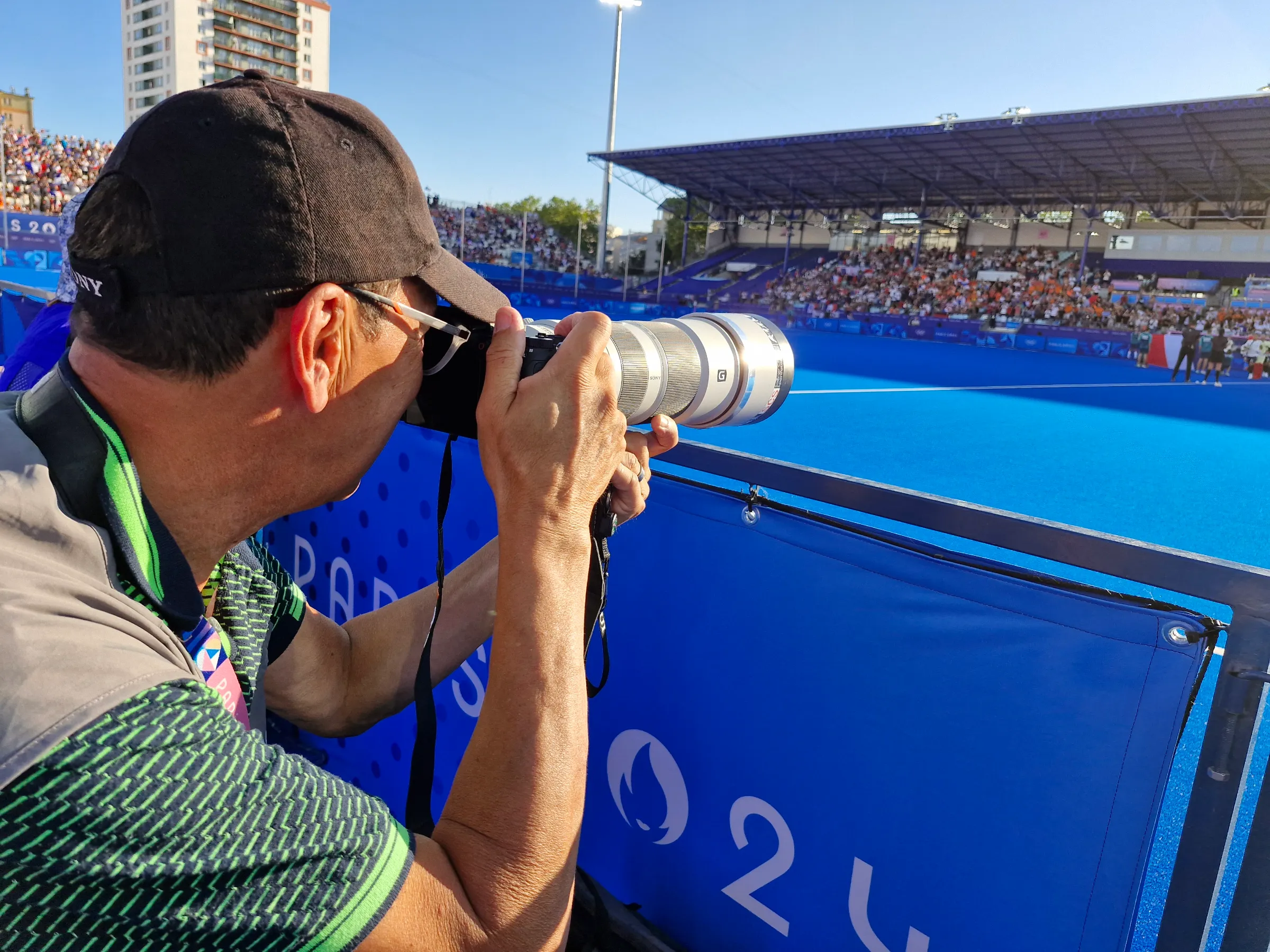 Soenar Chamid langs het hockeyveld.