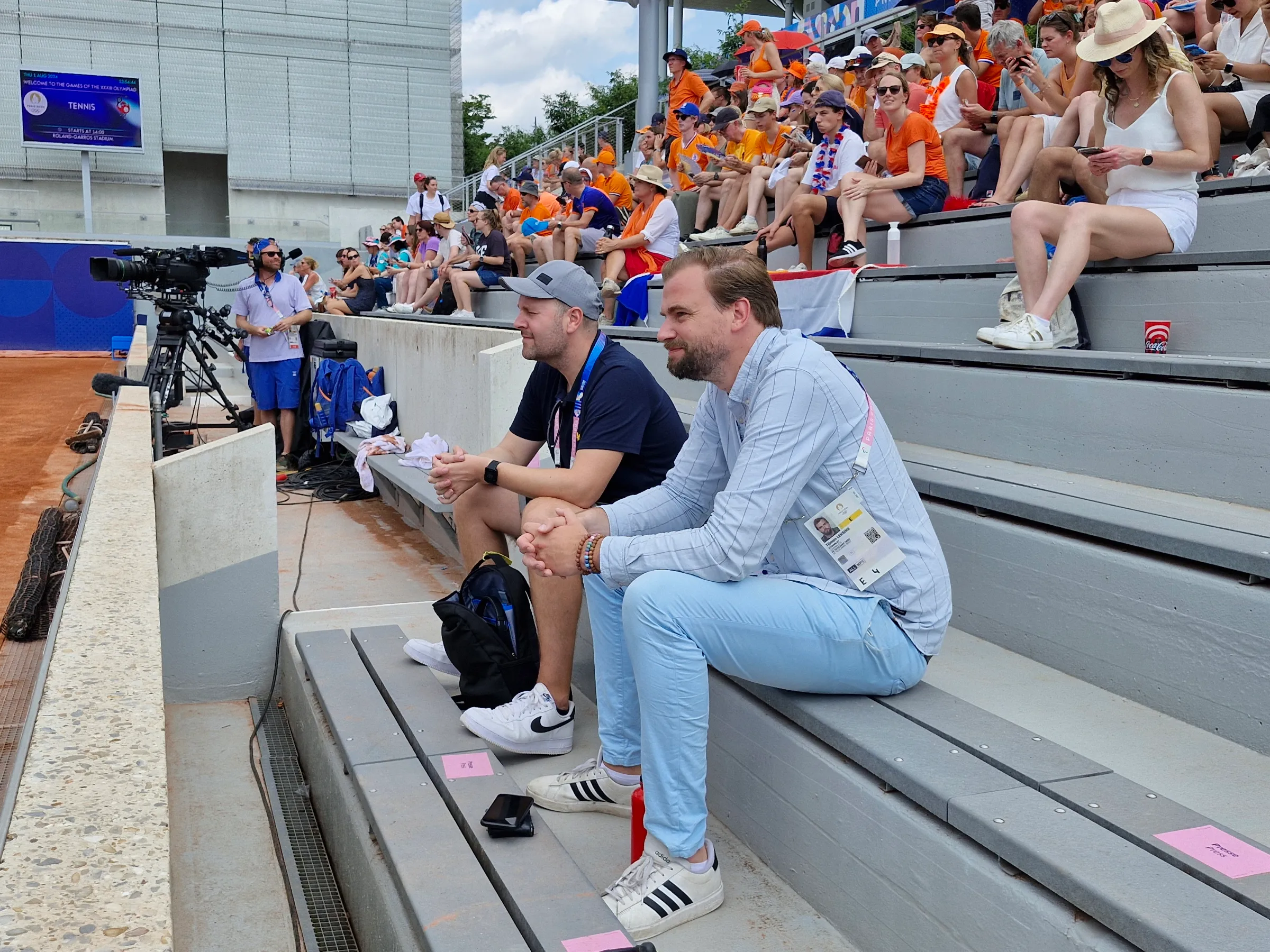 De 'perstribune'van Court 7 op Roland Garros tijdens de halve finale mixed double, met Daniel Dwarswaard (AD) en Tijmen Lensink.