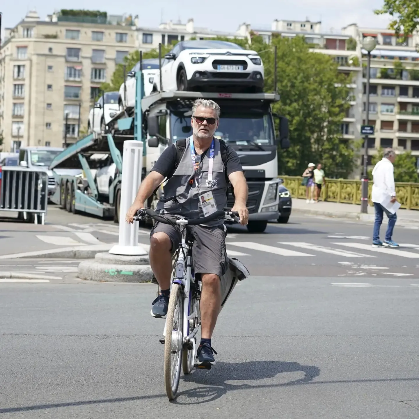 Henk Seppen fietst van venue naar venue. 