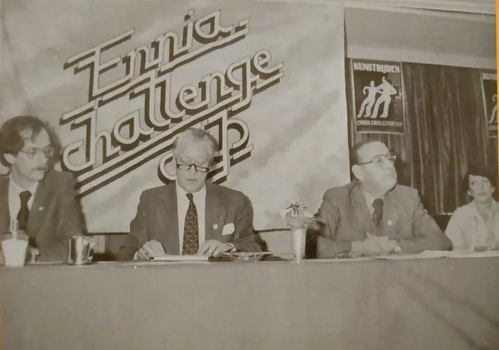 Ron Mulder (links) bij de presentatie van de Ennia Challenge Cup in 1976, de voorloper van de later stevige verbintenis tussen het schaatsen en Aegon, de nummer 1 sponsorcase van Nederland. Uiterst rechts de onlangs overleden Joan Haanappel.