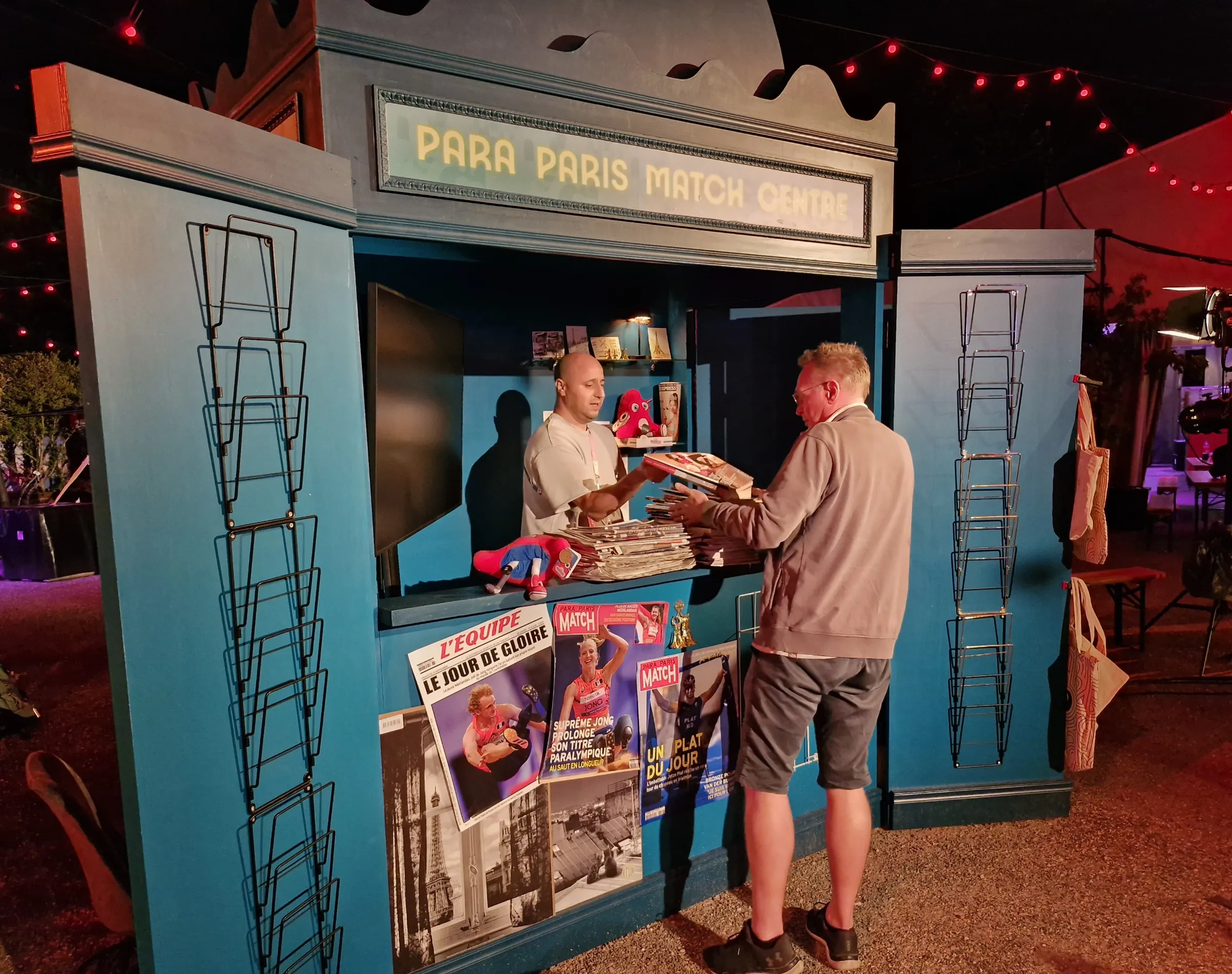 De kiosk van NOS Studio Para Parijs.