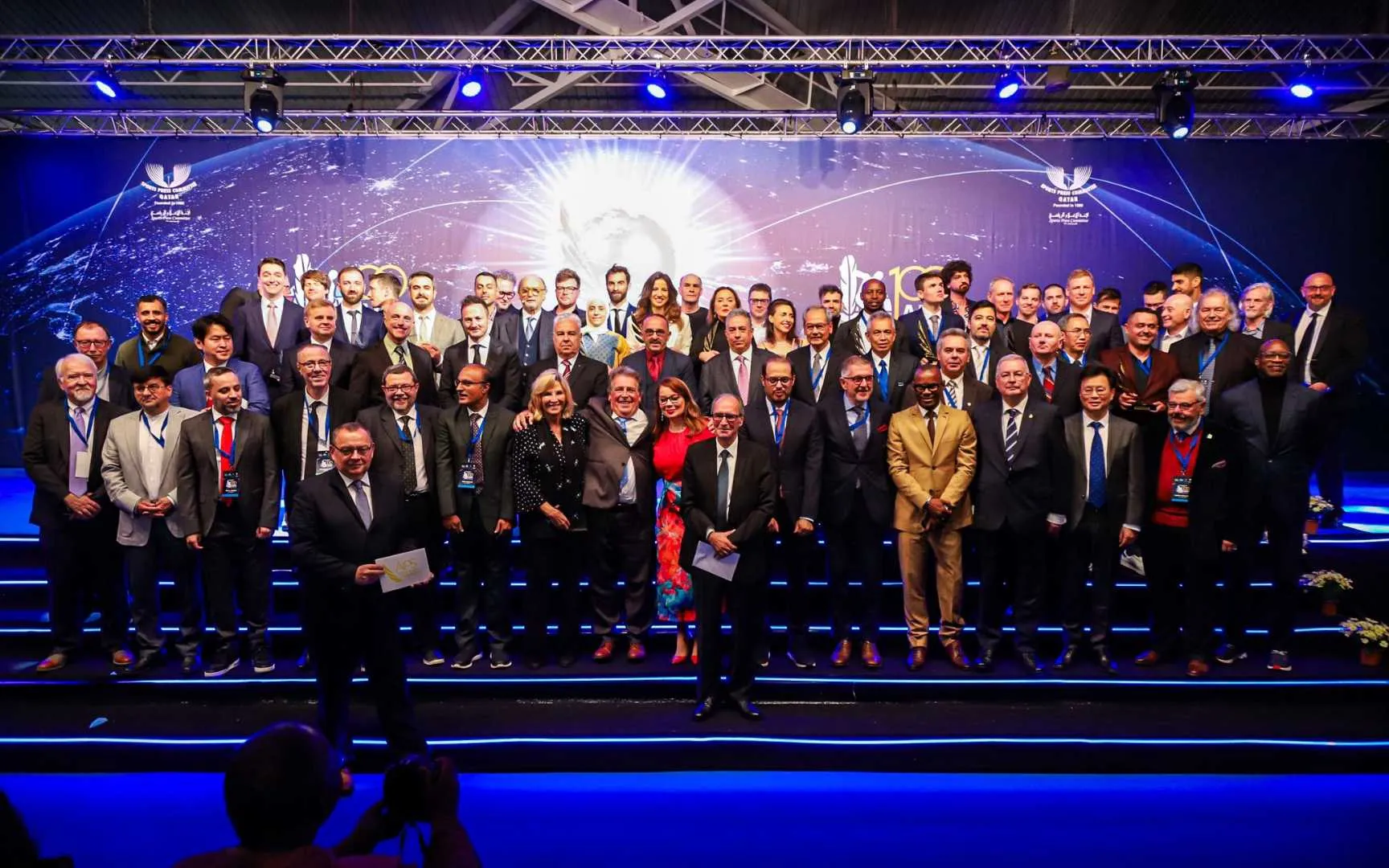 De winnaars van de AIPS Sport Media Award 2023 samen met de jury op het podium in het Spaanse Santa Susanna.  Foto Carlo Pozzoni/AIPS Media