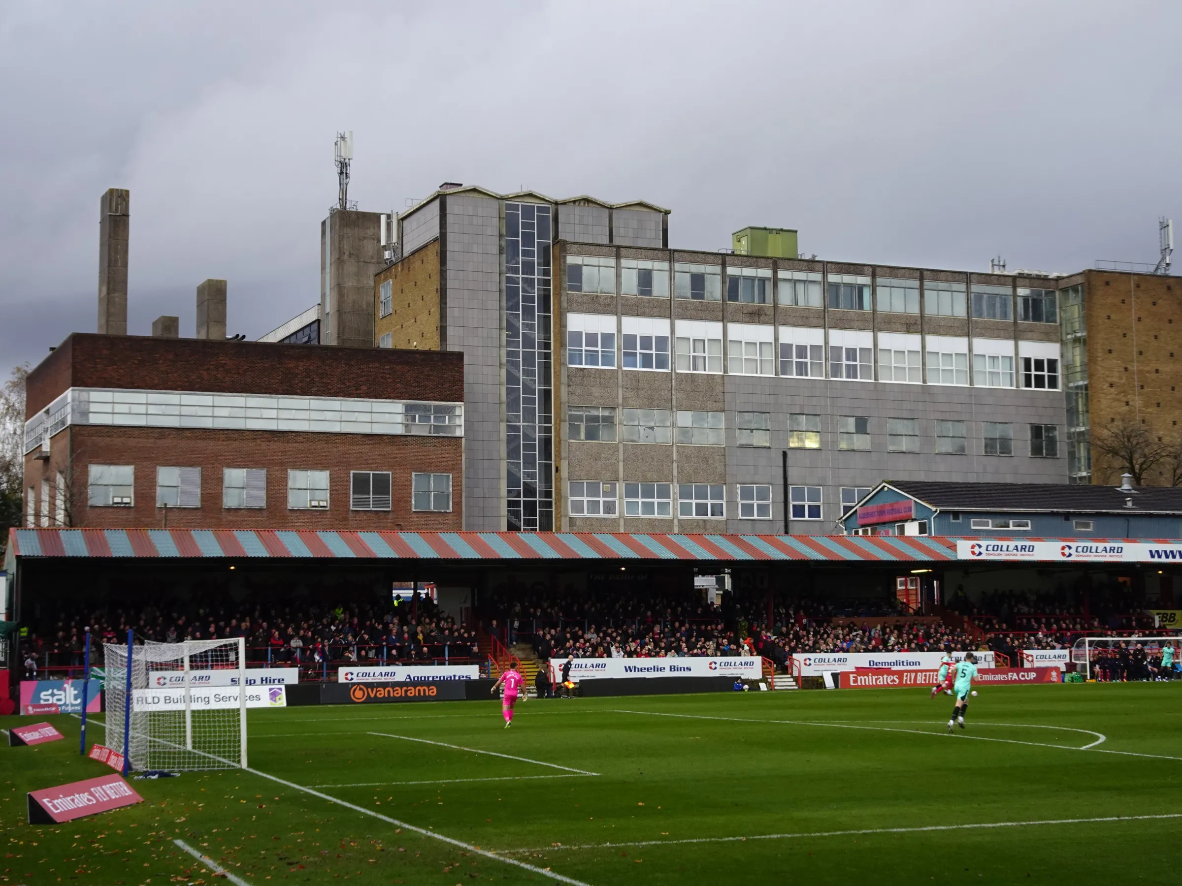 Het stadion van Aldershot Town - een barrelrooftribune, het gebouw van de Bulgaarse geheime dienst als backdrop en Nepalese restaurants in overvloed.