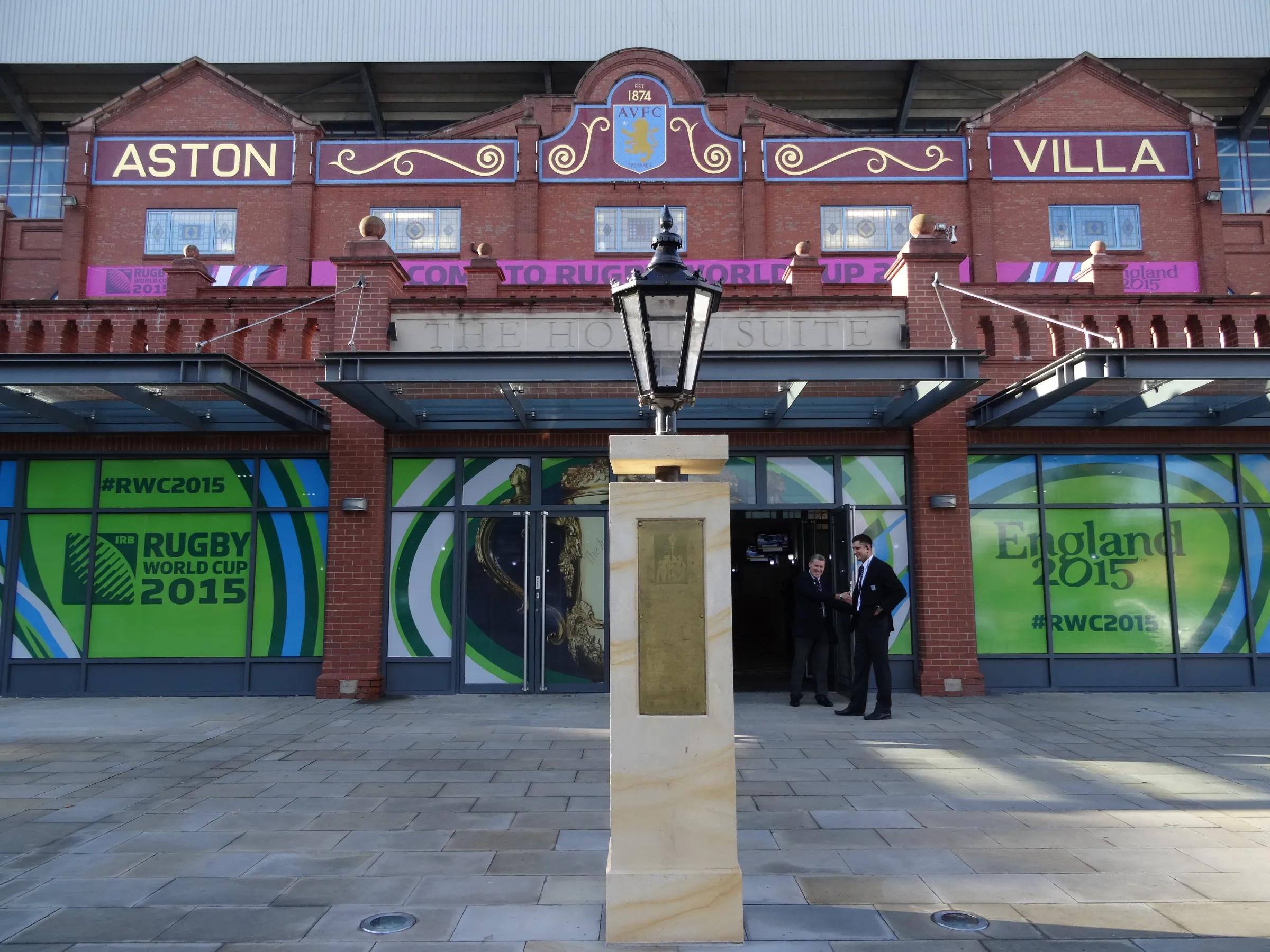 Het stadion van Aston Villa mag volgens Van de Wier natuurlijk ook niet ontbreken in het  boek. Qua stadion is het een van de toppers in de Premier League. Daarnaast is Birmingham een interessante stad, al moet je wel even zoeken naar de leuke plekjes. Vergeet ook zeker geen curry te eten in de Balti Triangle.
