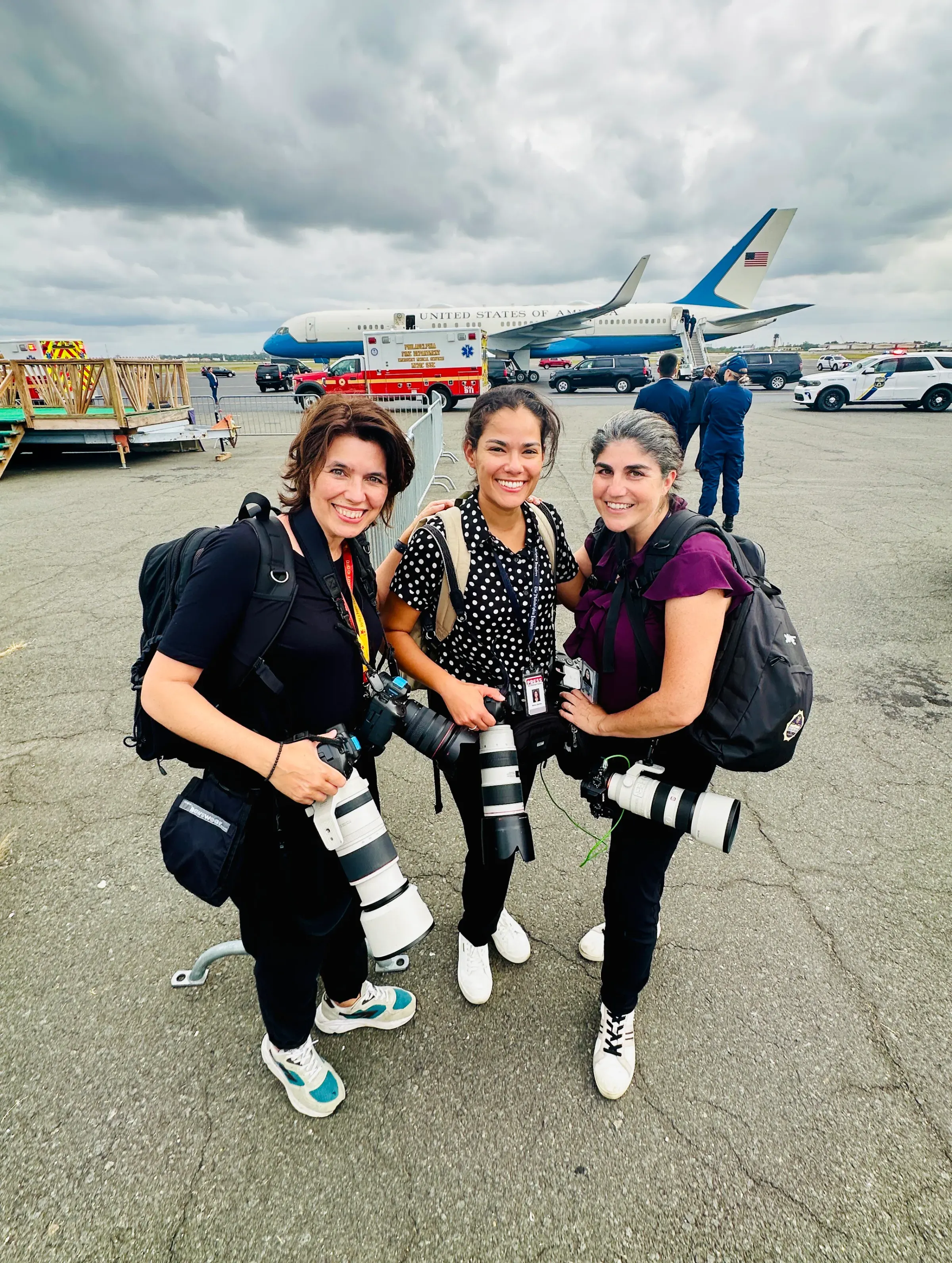 Piroschka op de luchthaven van Philadelphia, met op de achtergrond de AirForce 2 van vicepresident Kamala Harris en in het gezelschap van collega's Monica Herndon (Philadelphia Inguirer) en Jacquelyn Martin (AP).