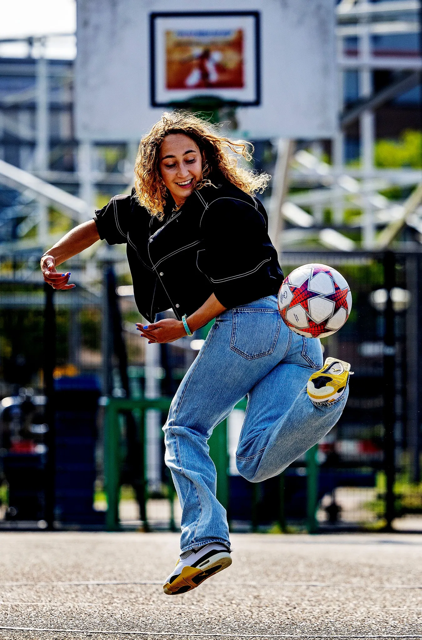 Straatvoetbal m/v in de Kolenkitbuurt.