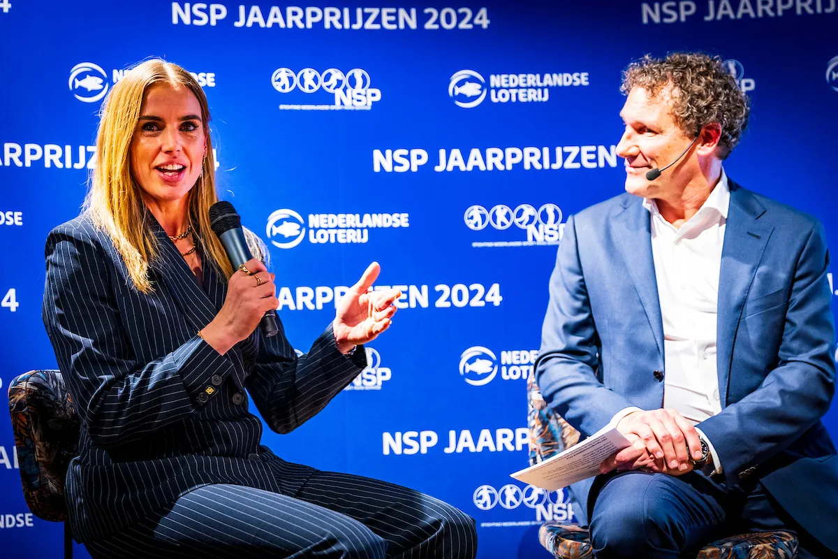 Marit Bouwmeester in gesprek met presentator Marcel Maijer. FOTO RONALD SPEIJER 