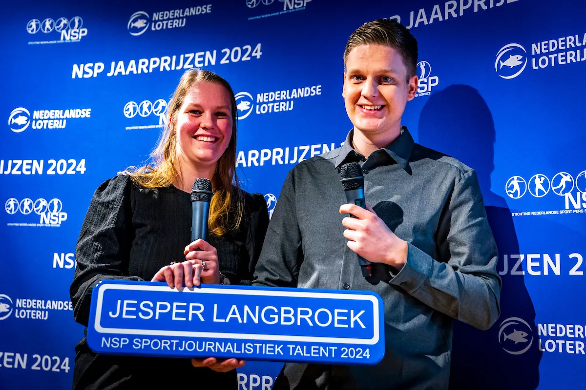 Merle Heppenhuis met haar opvolger aks Sportjournalistiek Talent van het Jaar, Jesper Langbroek. FOTO RONALD SPEIJER