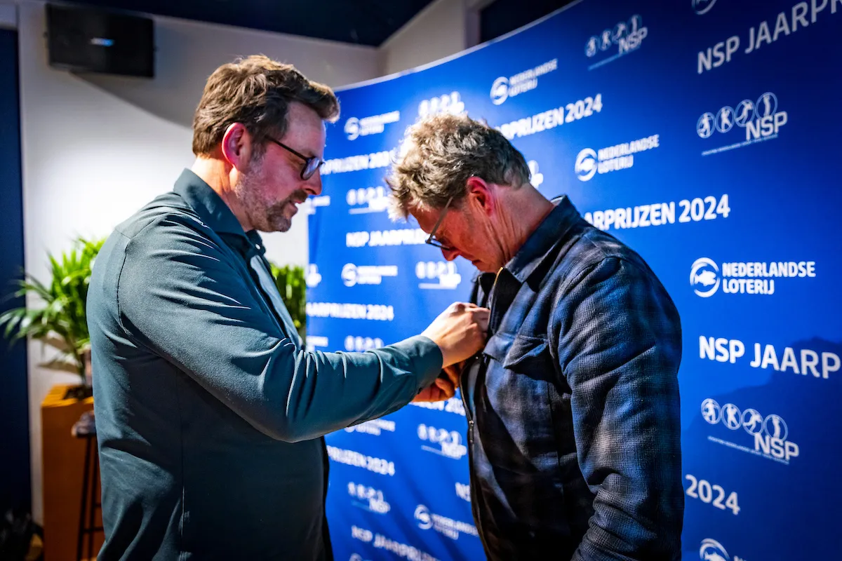 John Volkers krijgt de gouden NSP-speld opgespeld door zijn opvolger Ayolt Kloosterboer voor zijn erelidmaatschap van de NSP. FOTO RONALD SPEIJER