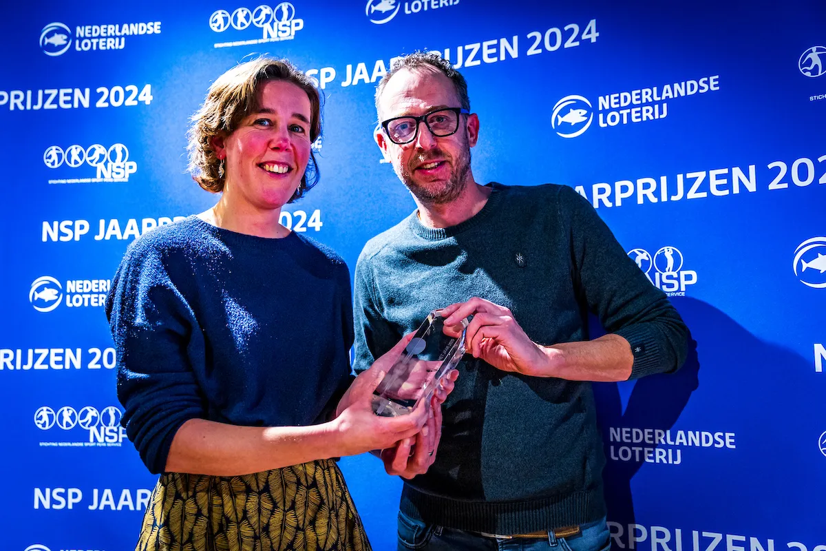 Freke Remmers en Just Vervaart nemen namens Omroep Gelderland én Follow The Money de prijs in ontvangst voor de Scoop!/Sportverhaal met Impact 2024 in ontvangst. FOTO RONALD SPEIJER
