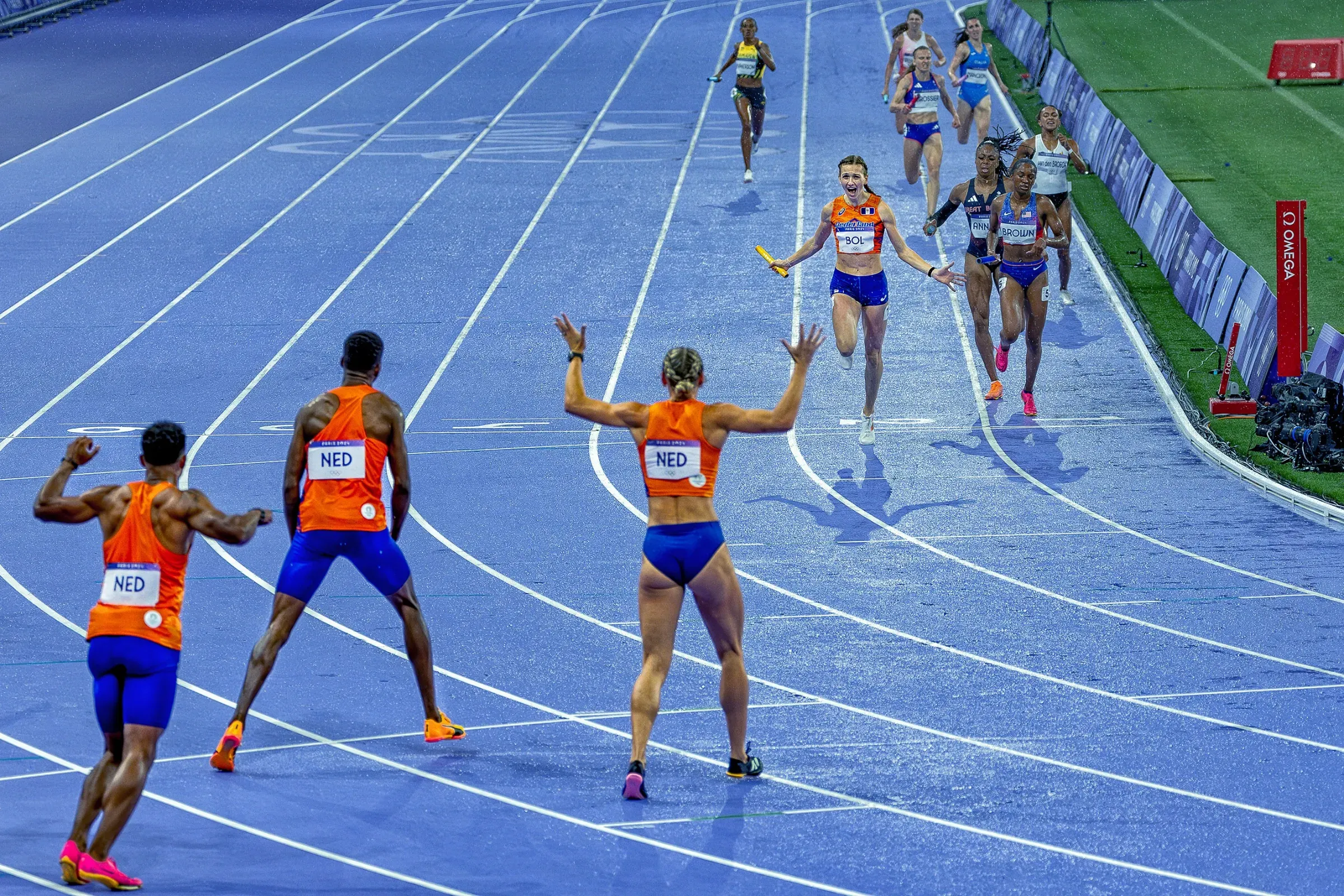 Femke Bol sprint naar Olympisch goud voor Nederland op de 4x400m mixed relay. FOTO GEORGE DESWIJZEN
