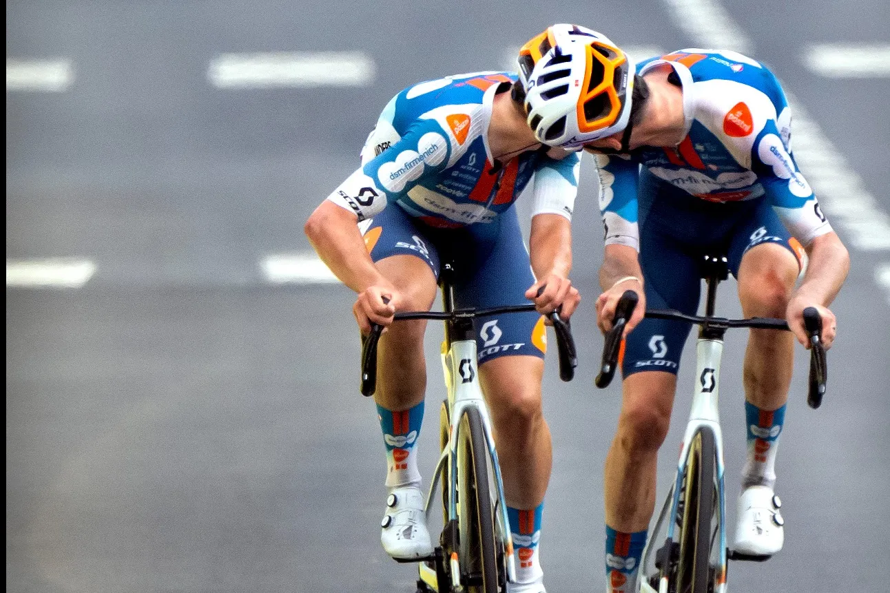 Ploeggenoten Romain Bardet en Frank van den Broek samen op weg naar de zege in de eerste etappe van de Tour de France. FOTO KLAAS JAN VAN DER WEIJ