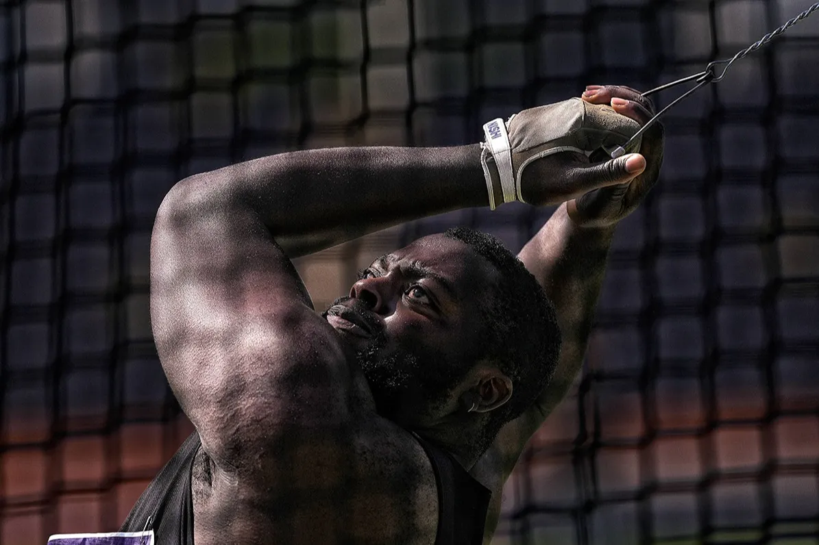Denzel Comenentia bij het kogelslingeren op het NK atletiek. FOTO ROB PAUEL