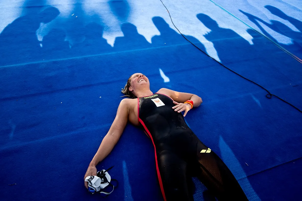 Sharon van Rouwendaal wint Olympisch goud op het openwaterzwemmen in de Seine. FOTO ROBIN VAN LONKHUIJSEN